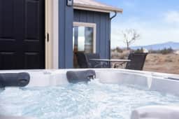 Spacious Sisters Barndominium w/ Hot Tub & Views - Image 4