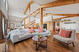 Spacious Sisters Barndominium w/ Hot Tub & Views - Image 2