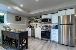 Wine Country King Suite · Full Kitchen & Laundry - Image 2