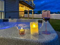 YOUR PRIVATE HOT-TUB RETREAT IN WALLA WALLA WINE COUNTRY - Image 2