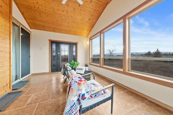 Spacious Sisters Barndominium w/ Hot Tub & Views - Image 3