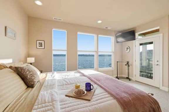 Waterfront Home with Amazing Views of Mt Rainier - Image 4