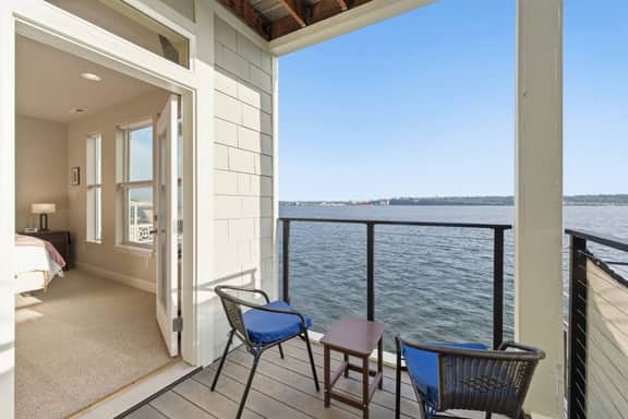 Waterfront Home with Amazing Views of Mt Rainier - Image 2