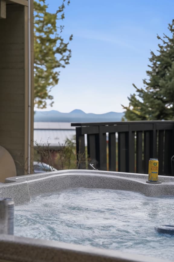 Executive Lodge w/ Hot Tub & Views, Bend - Image 1