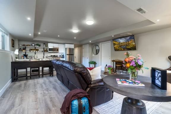 Wine Country King Suite · Full Kitchen & Laundry - Image 1